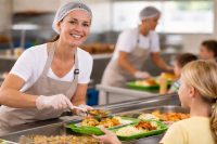 Concorso per Addetti alla Cucina a tempo indeterminato: bastano obbligo scolastico e qualifica, lavoro nelle mense comunali