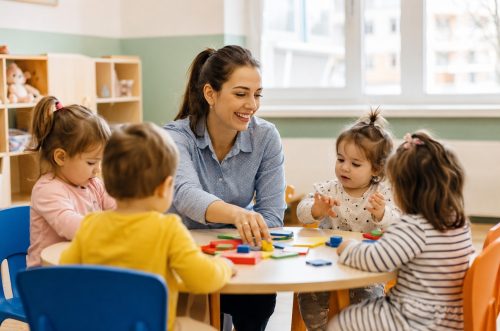 Educatrice con bambini in asilo