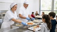 Mense scolastiche, selezione per 30 addetti: lavoro dal lunedì al venerdì e stipendio fino a 10 euro l’ora