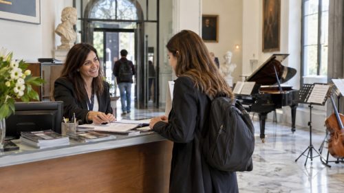 Operatore bidello al lavoro in conservatorio