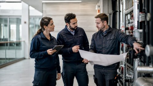Impiegati al lavoro in università